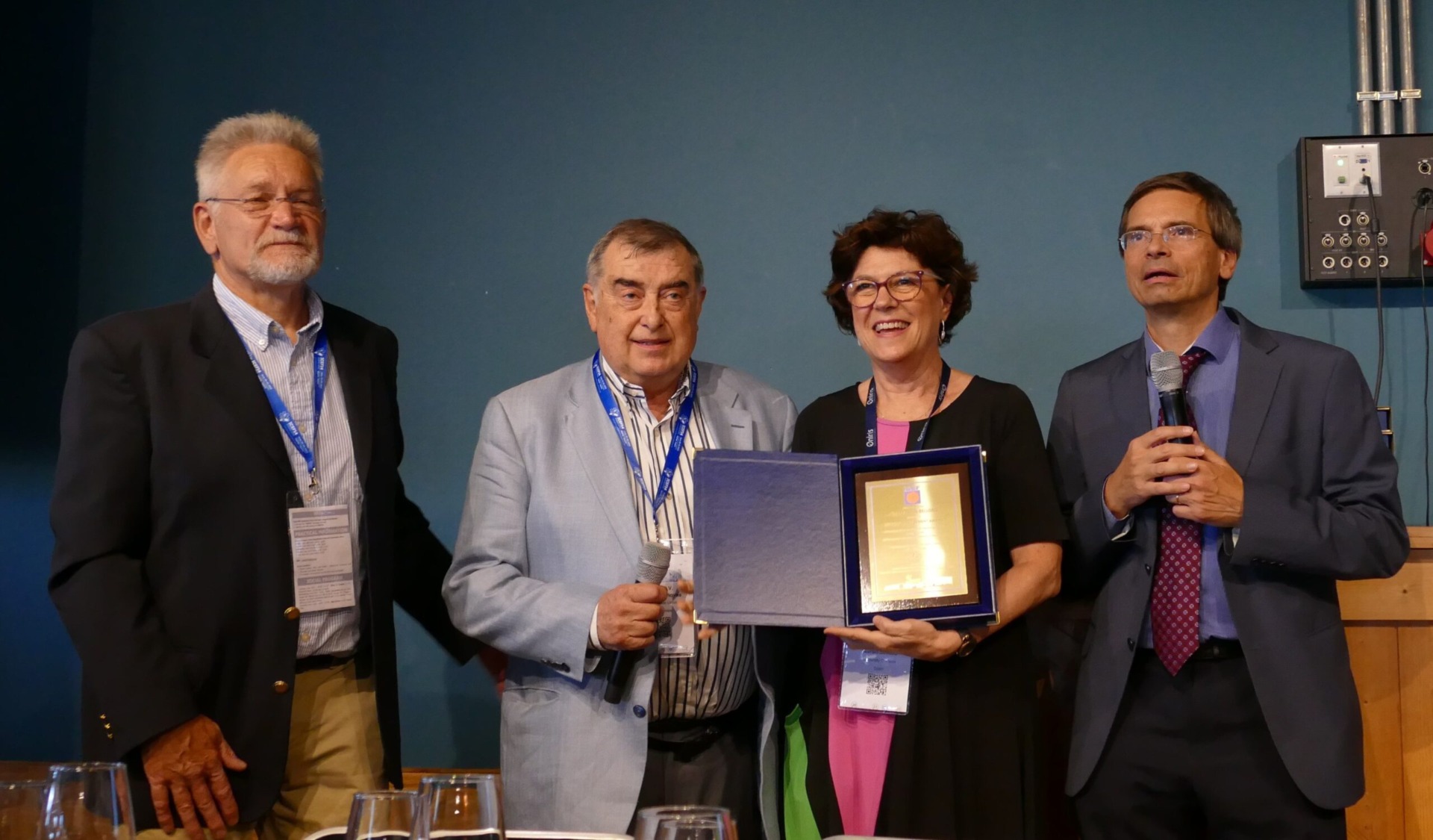 Martín recollint la placa commemorativa del premi. Foto: IAEFF